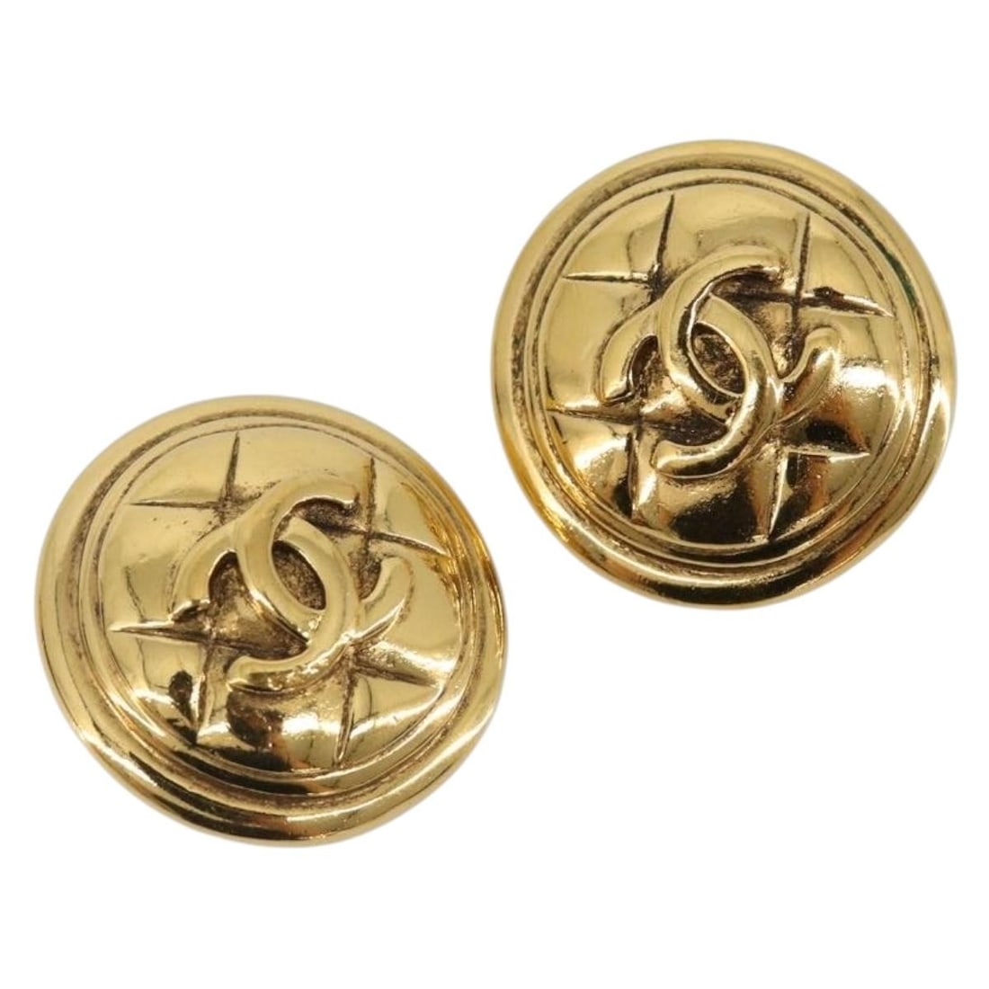 CHANEL CC Gold Tone Metal Earring France: CHANEL CC Gold Tone Metal Earring France Gold-tone CHANEL earring made of metal, designed for women and made in France. It comes with the item box. Condition is Rank B, with slight surface scratches a