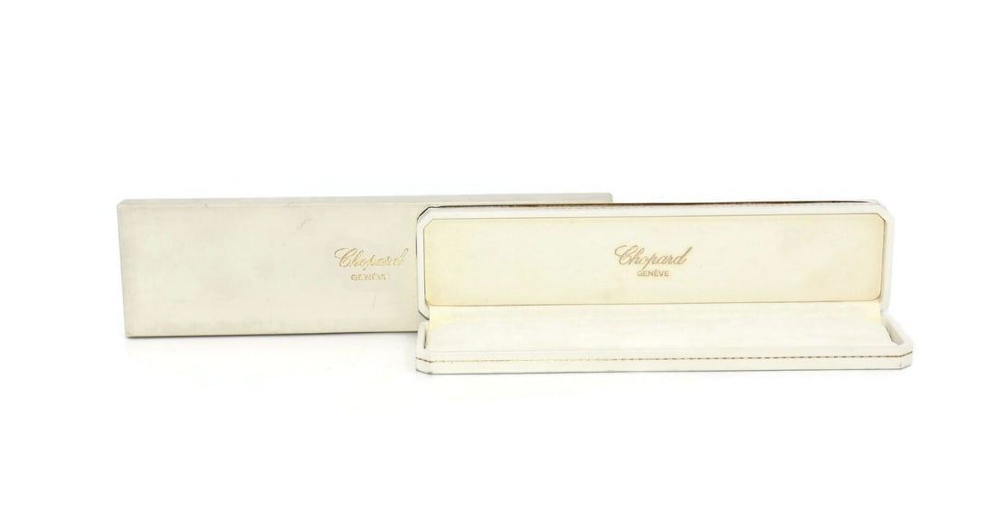 Chopard 10x3x1 Presentation Box for Single Watch: Chopard 10x3x1 Presentation Box for Single Watch This Chopard White Watch Box is an elegant presentation box designed to securely hold a single timepiece. Measuring 10 x 3 x 1 inches, this box is idea