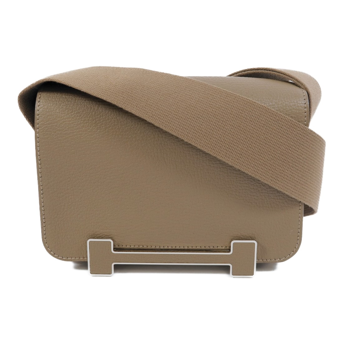 Hermes Geta Chevre Goatskin Shoulder Bag Etoupe PHW: Hermes Geta Chevre Goatskin Shoulder Bag Etoupe PHW Hermes Geta shoulder bag in Chevre goatskin leather, presented in Etoupe grey. This women's shoulder bag is made in France and comes with storage ba
