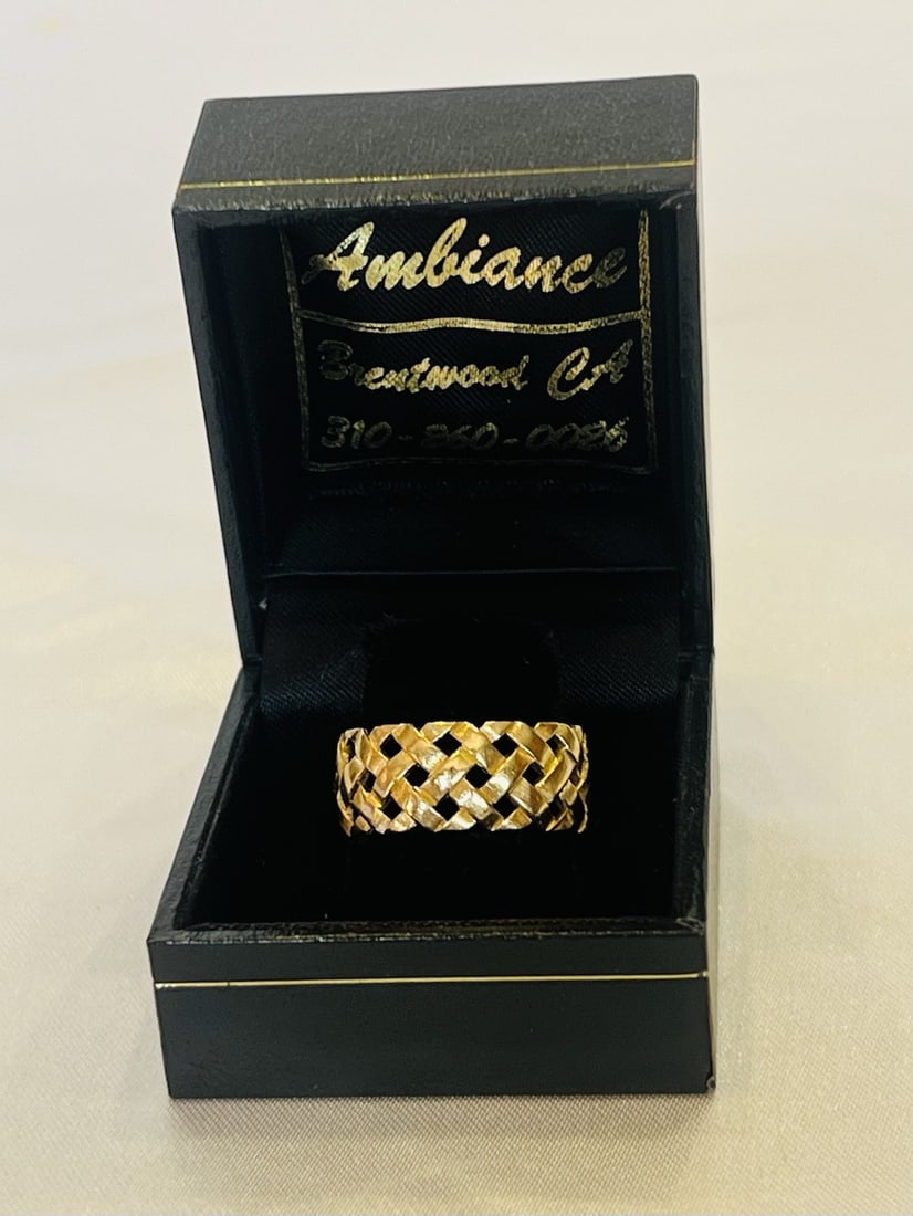 Sartcadved 14k Yellow Gold Ring No Stone Size 9: Sartcadved 14k Yellow Gold Ring No Stone Size 9 A pre-owned 14k yellow gold ring in size 9 with a detailed design and workmanship. The ring is fully signed in hallmark, weighs 5.70 grams, and measures