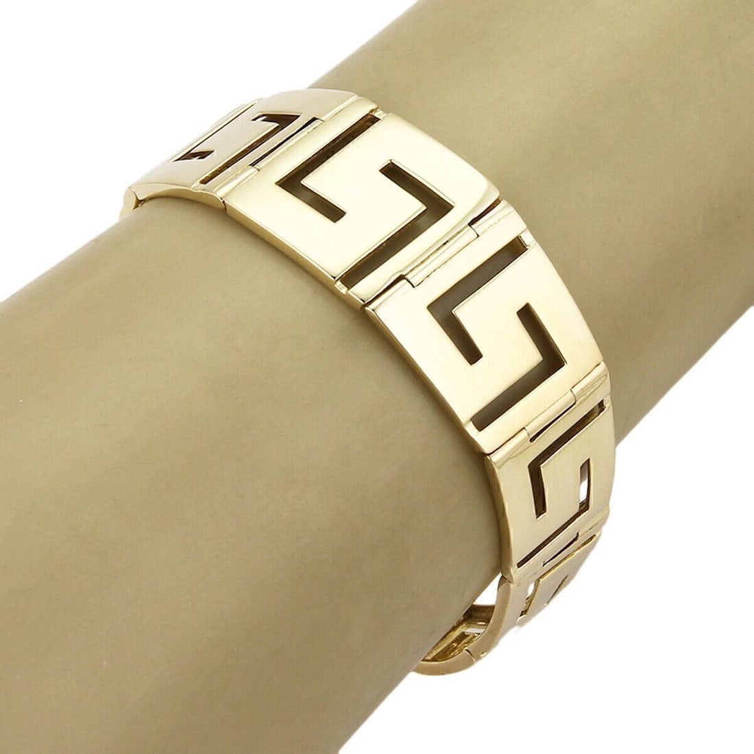 Vintage Unbranded 18k Yellow Gold Graduated Open Link Bracelet: Vintage Unbranded 18k Yellow Gold Graduated Open Link Bracelet This vintage estate graduated open link bracelet is crafted in solid 18k yellow gold and features a bold sculptural link design with link