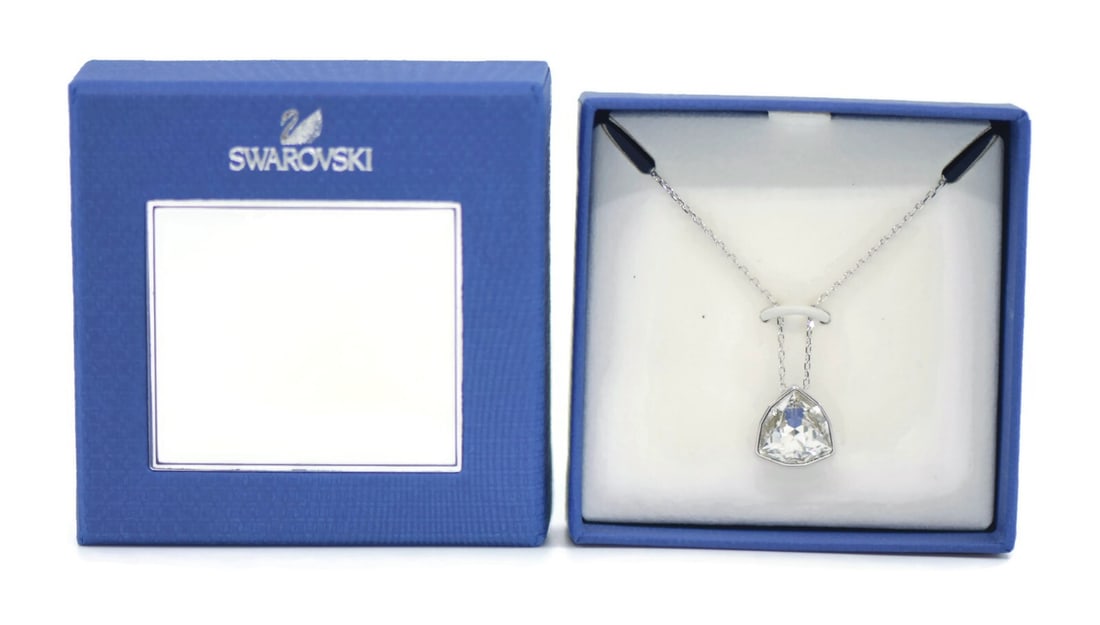 Swarovski Crystal Pendant Necklace 17 Inch Authentic 5106533: Swarovski Crystal Pendant Necklace 17 Inch Authentic 5106533 This elegant Swarovski Crystal Pendant Necklace features a stunning chain pendant design crafted with high-quality crystals. With a length 
