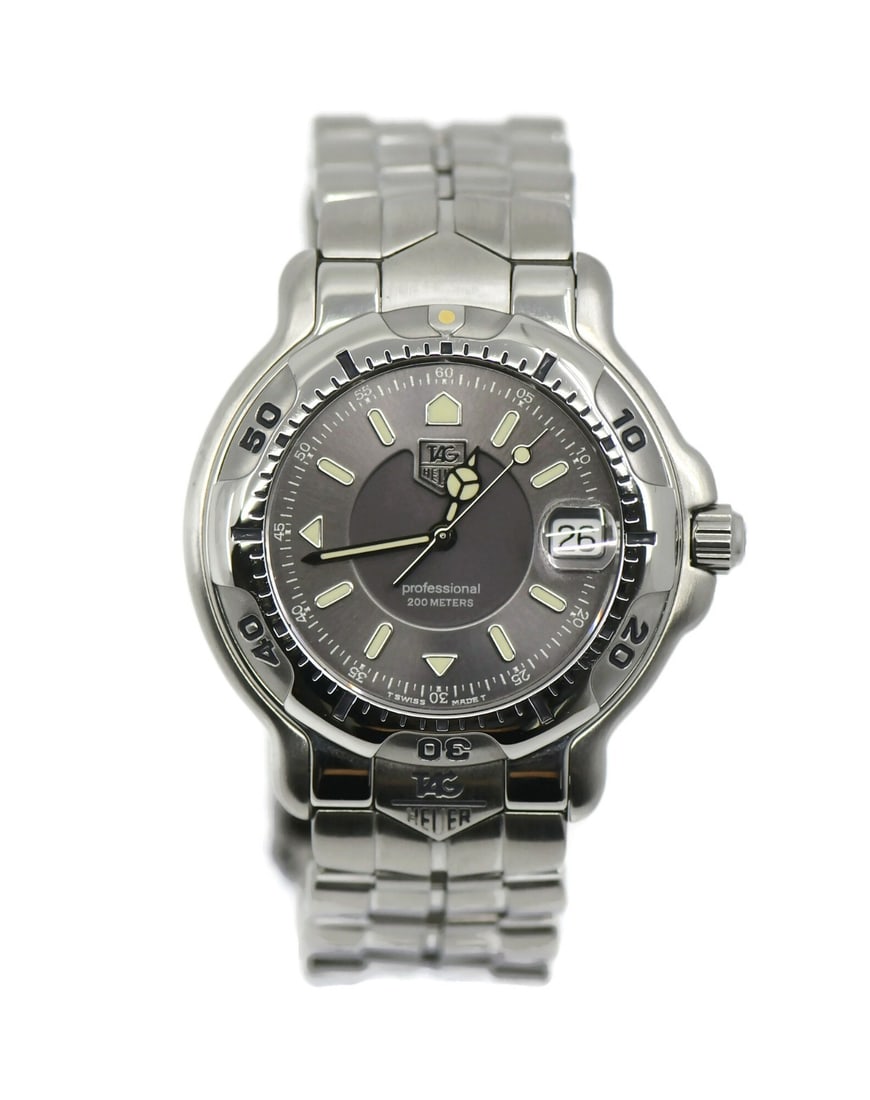 Men's Stainless Steel TAG Heuer 6000 Series WH1112 Swiss Wristwatch with Box: Men's Stainless Steel TAG Heuer 6000 Series WH1112 Swiss Wristwatch with Box This TAG Heuer 6000 Professional wristwatch features a stainless steel case and is designed for men. The timepiece is made 