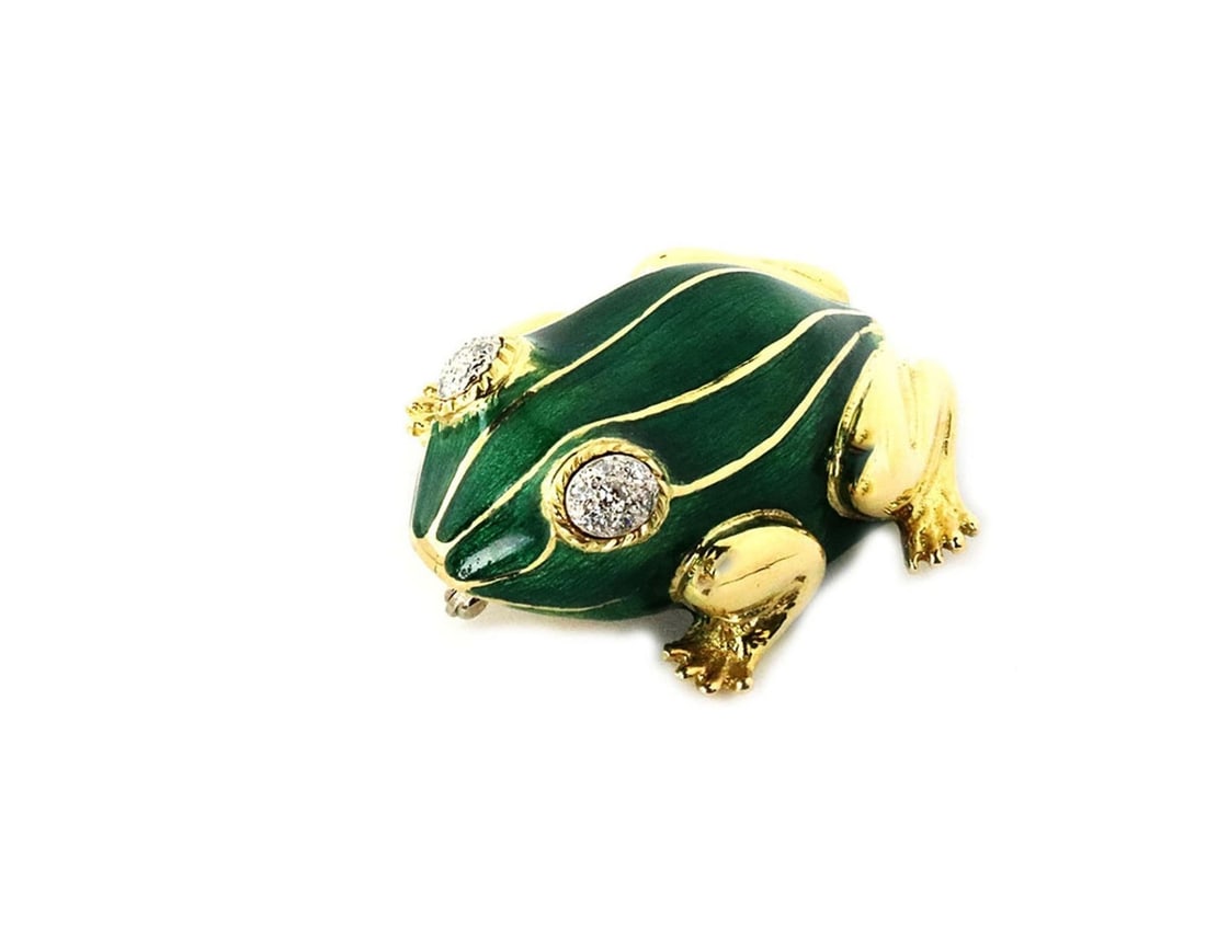 3D Frog Brooch in 18k Yellow Gold with Green Enamel Diamond Eyes: 3D Frog Brooch in 18k Yellow Gold with Green Enamel Diamond Eyes This charming 18k yellow gold brooch features a beautifully crafted 3D frog design. The frog's eyes are adorned with pave diamonds set 