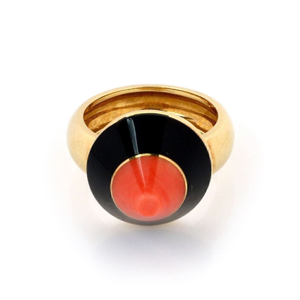 Vintage 18k Yellow Gold Coral Onyx Geometric Ring Size 5: Vintage 18k Yellow Gold Coral Onyx Geometric Ring Size 5 This vintage estate ring features coral and onyx set in 18k yellow gold with a pointed top and bold geometric silhouette. It is presented in pr