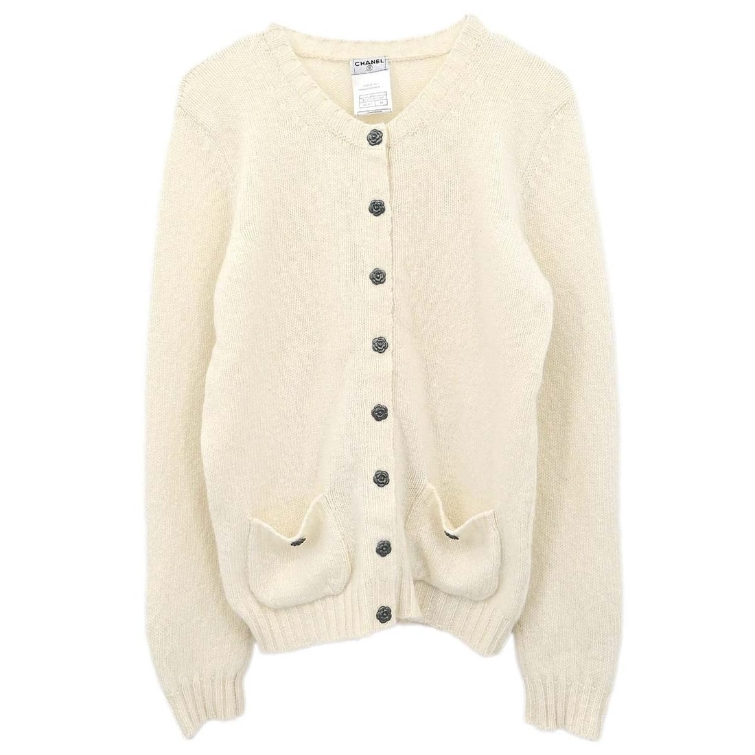 CHANEL 04A cashmere cardigan sweater off white IT 44: CHANEL 04A cashmere cardigan sweater off white IT 44 Off-white CHANEL women's cardigan sweater in 100% cashmere with a round neckline and two exterior pockets. Made in Italy, this regular-fit style is