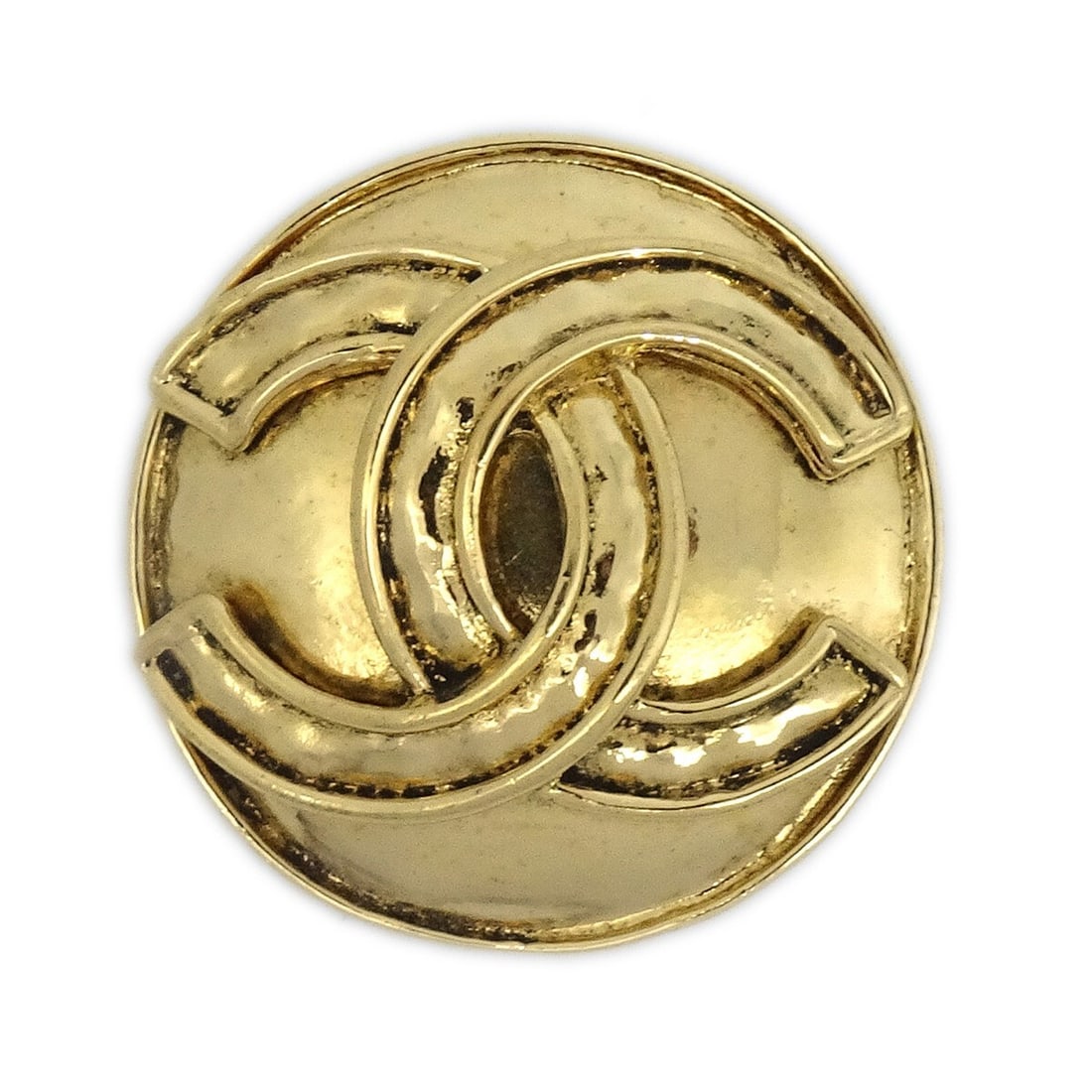 CHANEL Medallion Round Gold Plated Brooch Pin 94P: CHANEL Medallion Round Gold Plated Brooch Pin 94P A Chanel medallion brooch pin in a round gold-plated design, made in France. The piece is described as being in very good condition and features a gol