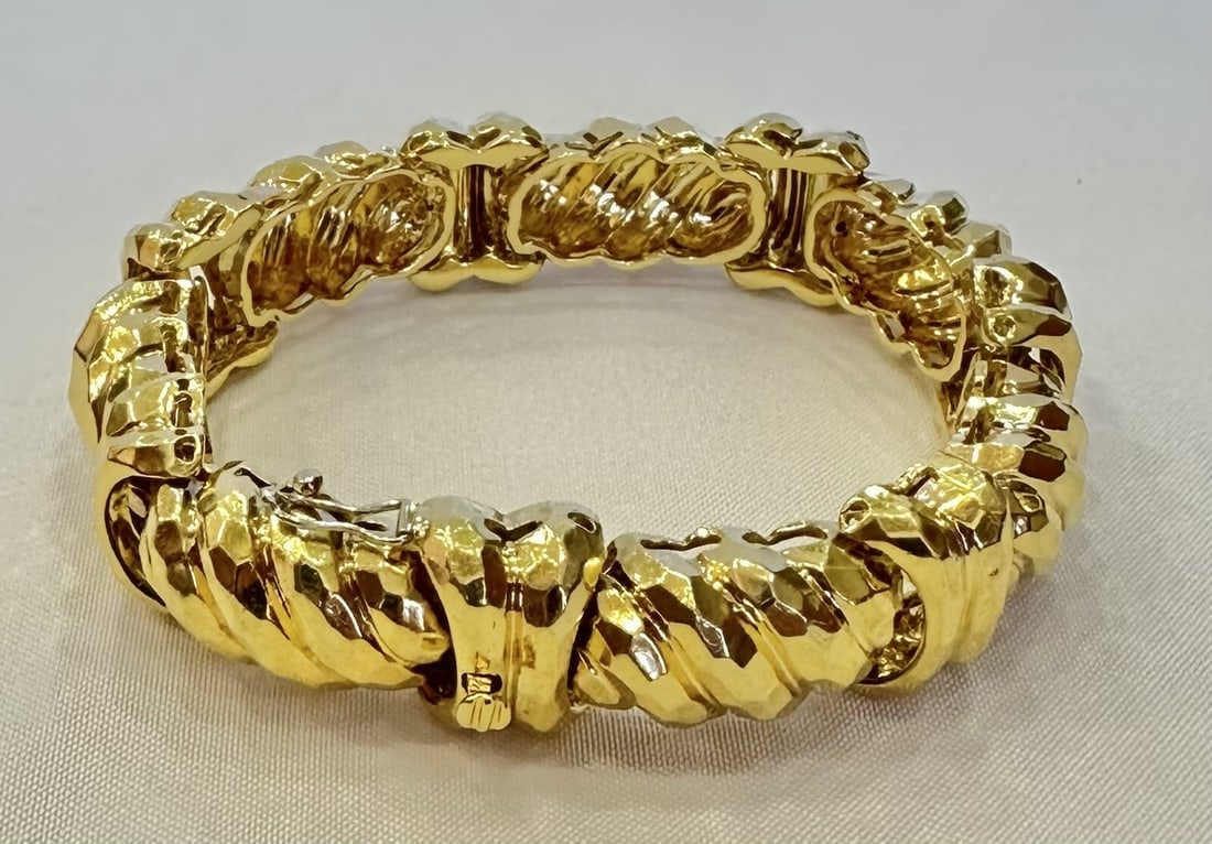Henry Dunay 18K Yellow Gold Chain Bracelet Signed: Henry Dunay 18K Yellow Gold Chain Bracelet Signed This exquisite Henry Dunay bracelet is crafted from 18K yellow gold, showcasing a stunning chain style. Weighing 90.00 grams, it measures 7.60 inches 