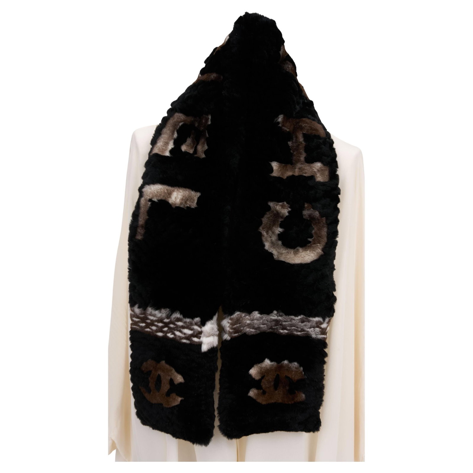 Chanel Orylag Fur CC Scarf Black Grey Oversized 100% New: Chanel Orylag Fur CC Scarf Black Grey Oversized 100% New Experience luxury with the Chanel New Chincilla Orylag Fur CC Scarf, a stunning accessory crafted from 100% Orylag Fur. This soft and warm scar