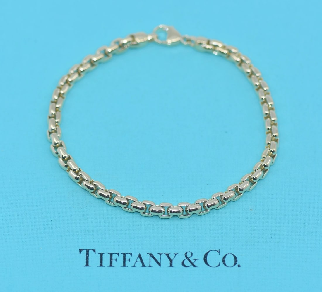 Tiffany & Co 18K Yellow Gold Chain Bracelet Box Link 8.5 Inches: Tiffany & Co 18K Yellow Gold Chain Bracelet Box Link 8.5 Inches This Tiffany & Co. bracelet features a classic box link design crafted from 18K yellow gold. Made in Italy, the bracelet is 8.5 inches l