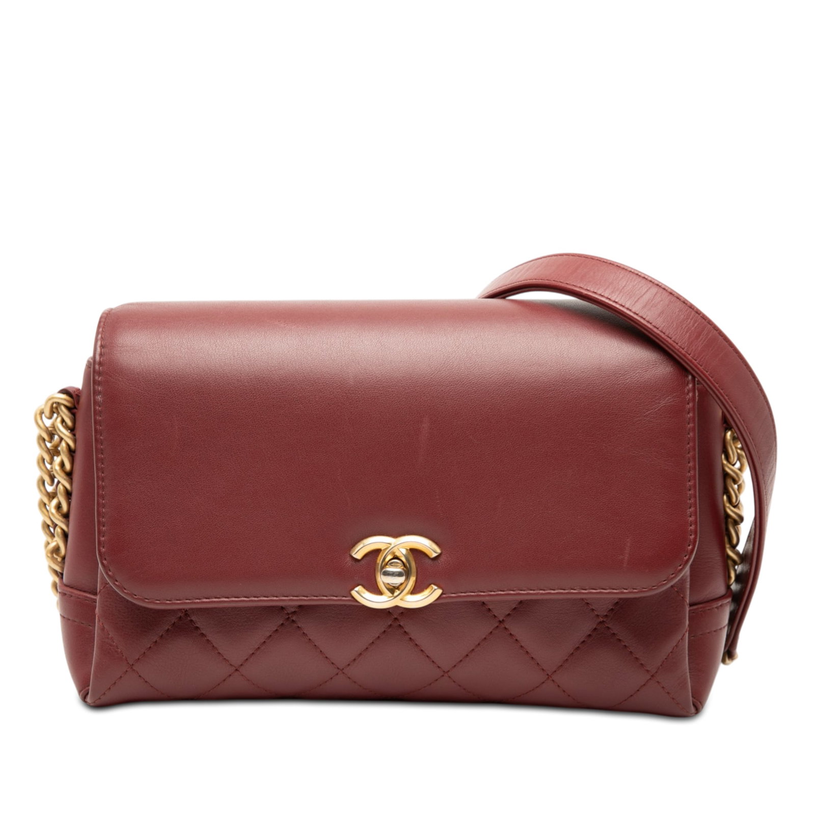Chanel Red Lambskin Crossbody Bag with Quilted Flap and Chain Strap: Chanel Red Lambskin Crossbody Bag with Quilted Flap and Chain Strap This Chanel CC Quilted Lambskin Flap crossbody bag features a quilted lambskin leather body in red, a chain link strap with a leathe