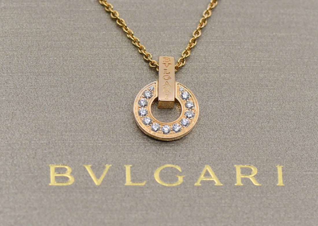 Bvlgari Bvlgari pendant necklace 18K rose gold diamond: Bvlgari Bvlgari pendant necklace 18K rose gold diamond This pre-owned Bulgari BVLGARI BVLGARI collection necklace features a pendant crafted from 18K rose gold and set with diamonds. The necklace is m