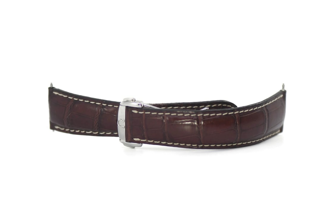 Authentic Omega Brown Leather Watch Strap 22mm: Authentic Omega Brown Leather Watch Strap 22mm Enhance your wristwatch with this authentic Omega brown leather strap. Crafted from high-quality leather, this wristwatch band features a width of 22 mm,