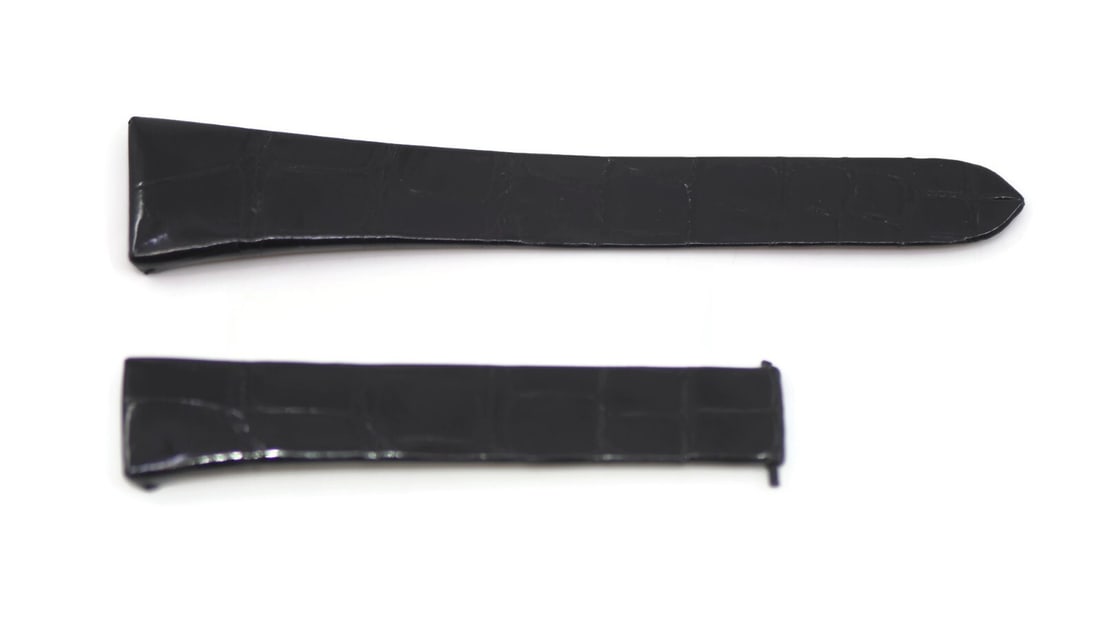 Cartier 18mm Black Leather Wristwatch Strap 100% Authentic: Cartier 18mm Black Leather Wristwatch Strap 100% Authentic This Cartier black leather strap is designed for wristwatches and features a width of 18 mm, ensuring a perfect fit for your timepiece. Craft