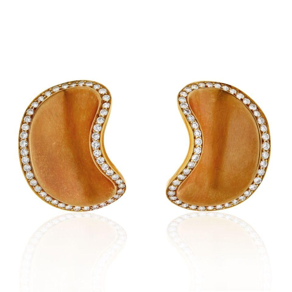 Angela Cummings 18K Yellow Gold 1987 Diamond Bean Earrings: Angela Cummings 18K Yellow Gold 1987 Diamond Bean Earrings Discover the elegance of these Angela Cummings 18K Yellow Gold Earrings, crafted in 1987. These exquisite earrings feature a unique concave l