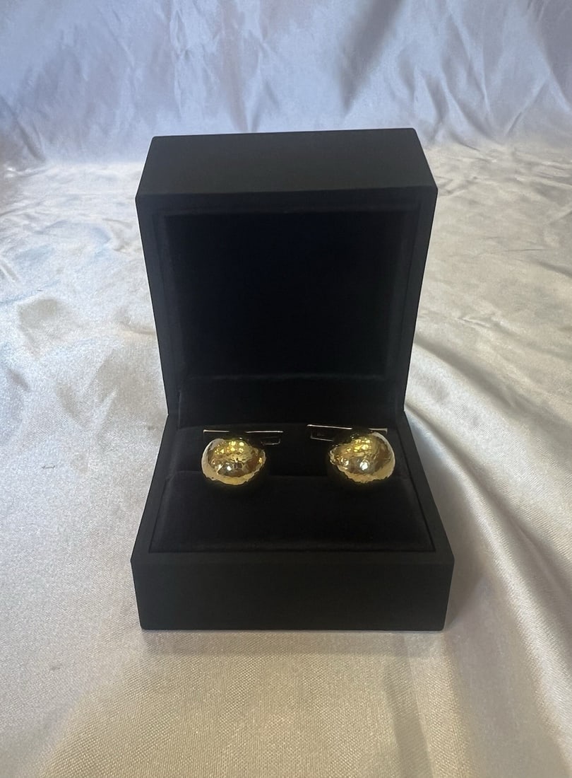 David Webb 18k Yellow Gold Pair Cufflinks: David Webb 18k Yellow Gold Pair Cufflinks This pair of David Webb cufflinks is crafted from 18k yellow gold, showcasing exceptional detail and craftsmanship. Fully signed and hallmarked, these men's c