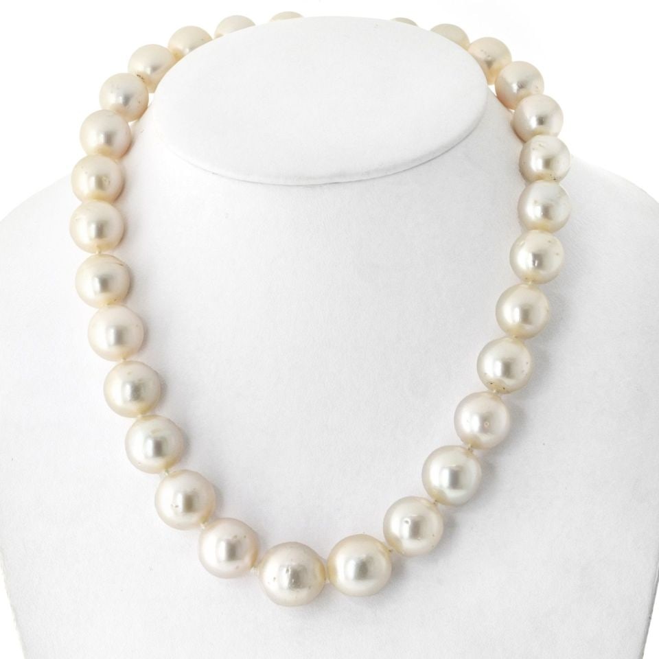 Elegant 14K White Gold South Sea Pearl Necklace 13mm-17mm: Elegant 14K White Gold South Sea Pearl Necklace 13mm-17mm This exquisite necklace features lustrous South Sea cultured pearls ranging in size from 13mm to 17mm, elegantly strung together with a secure