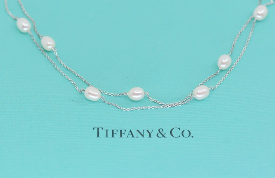 Elsa Peretti Pearl Necklace in Sterling Silver by Tiffany & Co 16 Inch: Elsa Peretti Pearl Necklace in Sterling Silver by Tiffany & Co 16 Inch This Tiffany & Co. Elsa Peretti necklace features a classic chain style crafted from 925 sterling silver and adorned with a pearl
