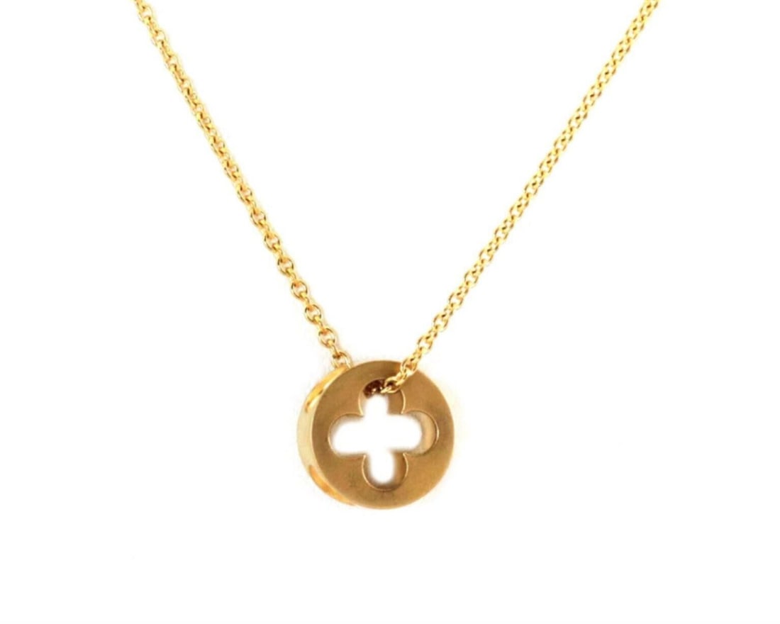 Louis Vuitton Empreinte 18k Gold Pendant Necklace 16 in: Louis Vuitton Empreinte 18k Gold Pendant Necklace 16 in Louis Vuitton Empreinte pendant necklace crafted in 18k yellow gold with a round pendant featuring engraved detailing. The necklace measures app