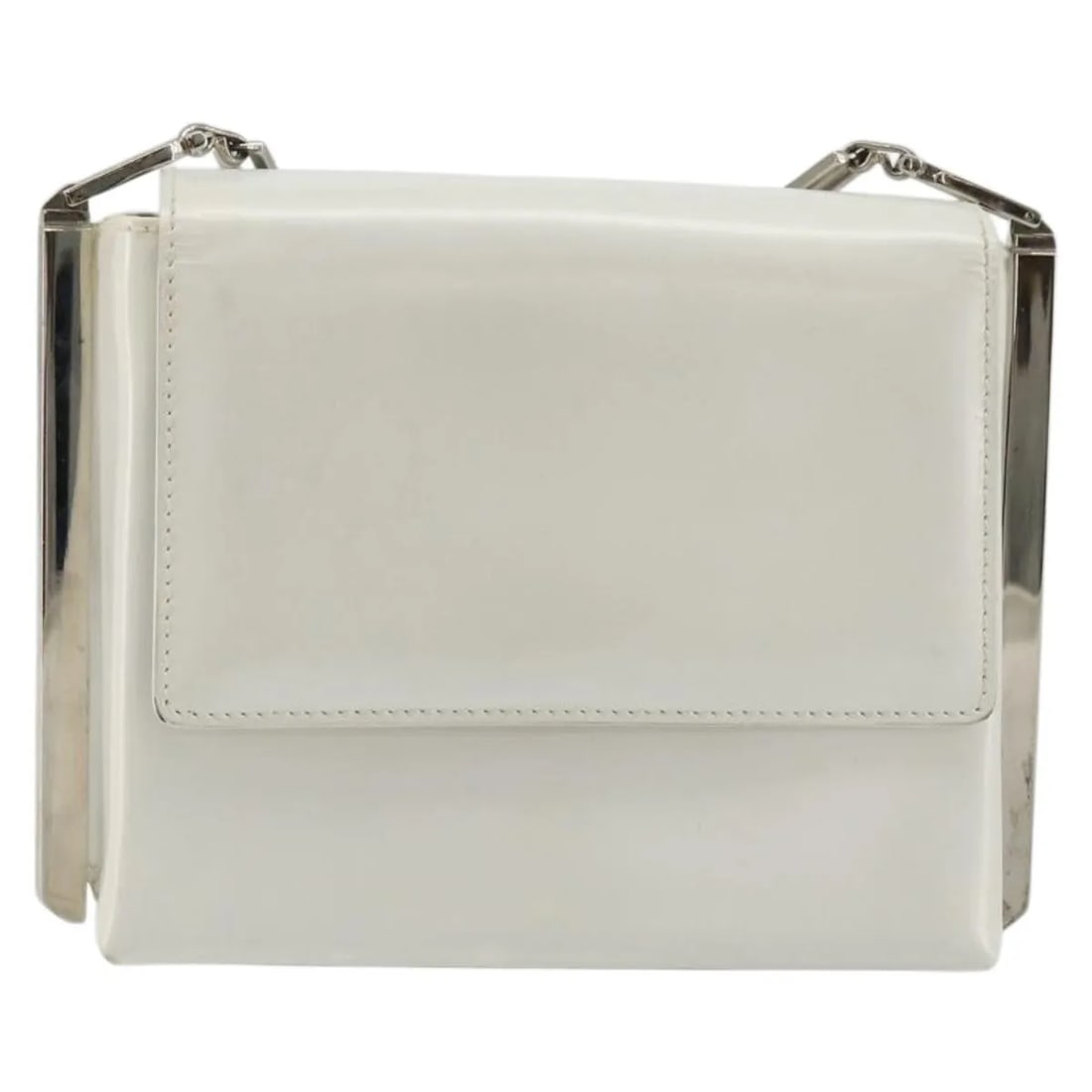 Salvatore Ferragamo Vintage Chain White Patent Leather Bag: Salvatore Ferragamo Vintage Chain White Patent Leather Bag Vintage Salvatore Ferragamo Vintage Chain handbag in white patent leather, made in Italy. Designed for women, it measures 15 cm x 12 cm x 6 c