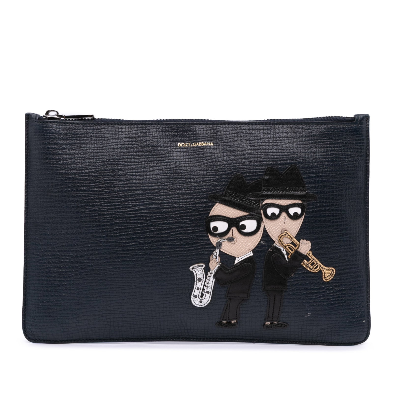 Dolce & Gabbana Leather DG Family Patch Black Zip Pouch: Dolce & Gabbana Leather DG Family Patch Black Zip Pouch This stylish Dolce & Gabbana clutch showcases a sophisticated leather body adorned with a distinctive front leather patch and a secure top zip c