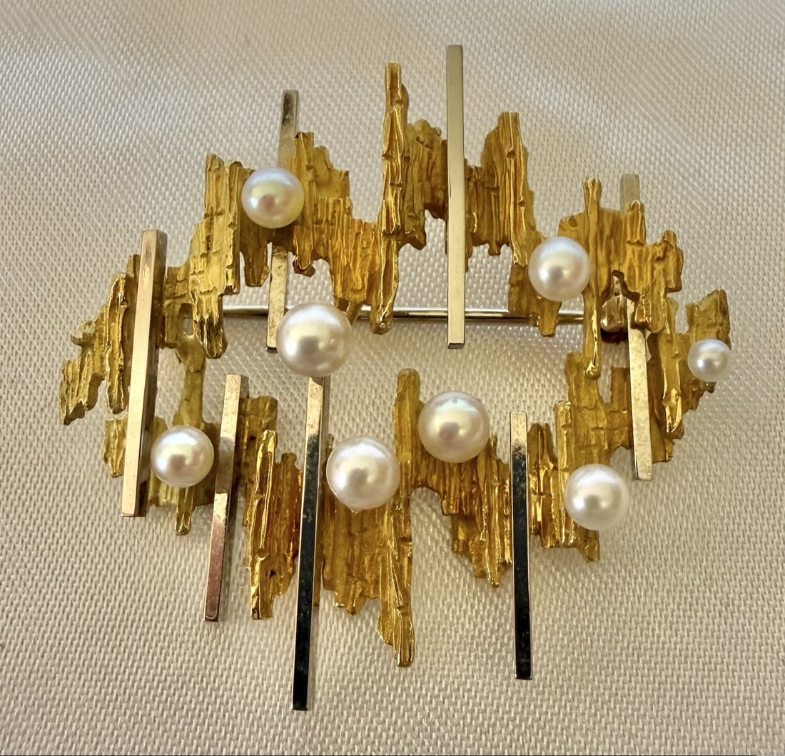 Swiss Modern Brooch in 18k Yellow and White Gold with Pearls: Swiss Modern Brooch in 18k Yellow and White Gold with Pearls This Swiss modern brooch features an elegant design crafted from 18k white and yellow gold, accented with pearls ranging from approximately