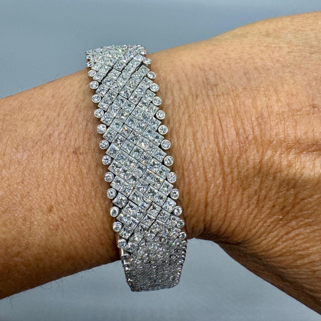 Platinum Diamond Bracelet With 32.40 Carats E-G VVS-VS Stones: Platinum Diamond Bracelet With 32.40 Carats E-G VVS-VS Stones This platinum bracelet features an impressive 32.40 carats of diamonds, noted for their E-G color and VVS-VS clarity. The bracelet measure