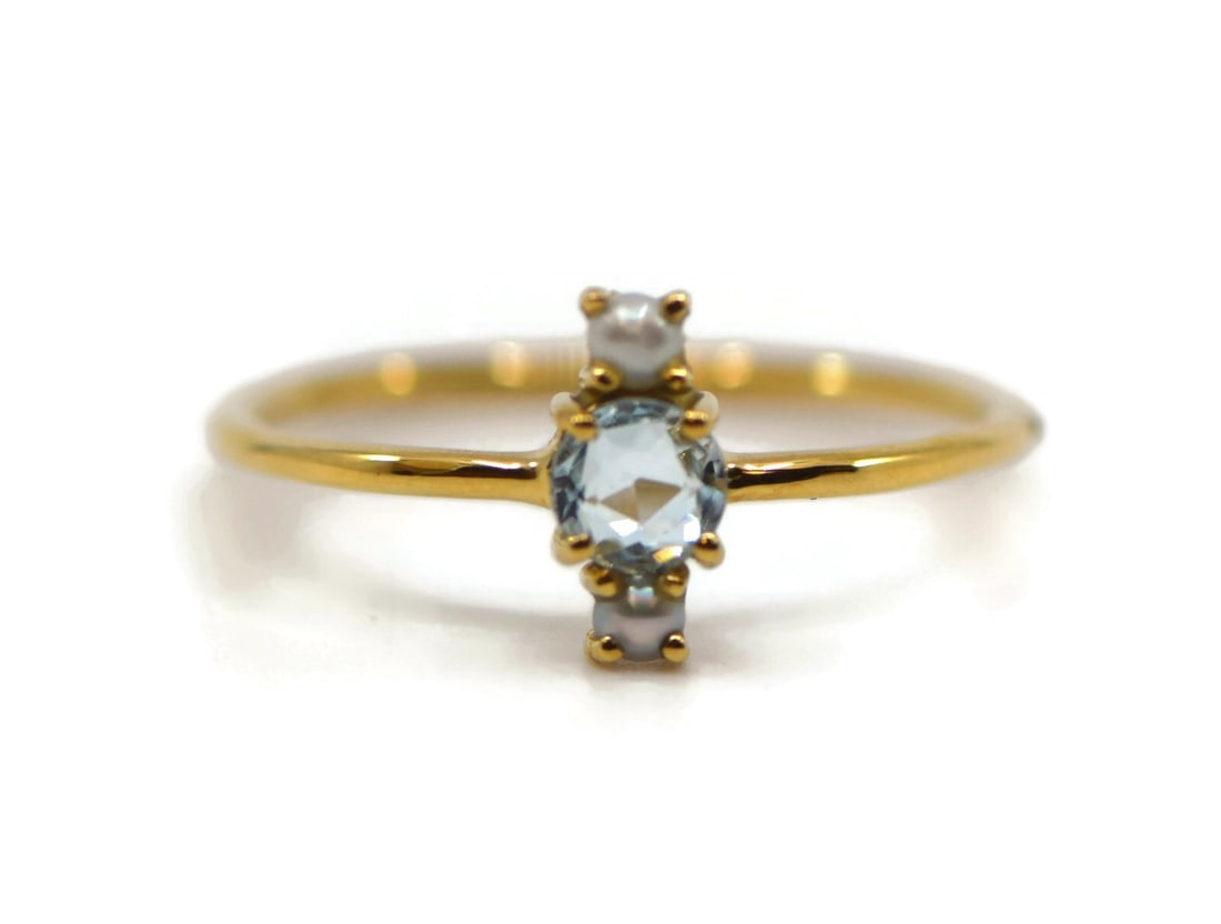 Tous Pearl Ring 18K Yellow Gold Size 6.5 with Box: Tous Pearl Ring 18K Yellow Gold Size 6.5 with Box This exquisite Tous ring features a stunning pearl set in luxurious 18K yellow gold. Designed for elegance, this ring is a size 6.5 and weighs 1.4 gra