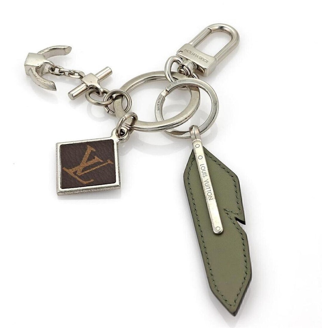 Louis Vuitton Anchor Monogram Bag Charm Key Holder Silver Plated Leather: Louis Vuitton Anchor Monogram Bag Charm Key Holder Silver Plated Leather A Louis Vuitton Anchor & Monogram Leather Bag Charm Key Holder crafted from silver-plated metal and leather. The design feature