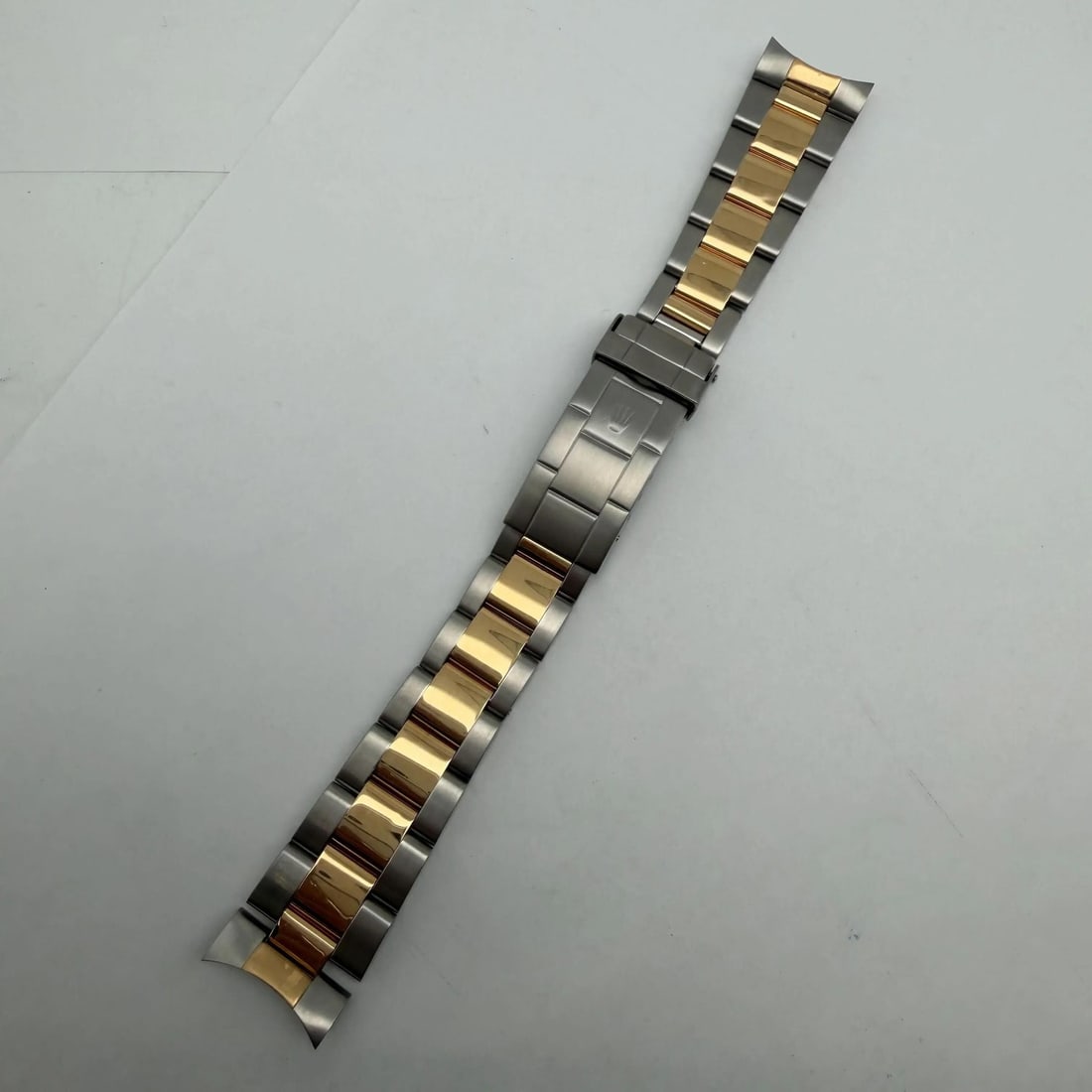 Rolex Submariner 18k Gold Steel Watch Bracelet 93153-18 20-15.5mm: Rolex Submariner 18k Gold Steel Watch Bracelet 93153-18 20-15.5mm This is a pre-owned Rolex 93153-18 Submariner bracelet, crafted from a combination of 18k gold and steel. Designed for men's Rolex Sub