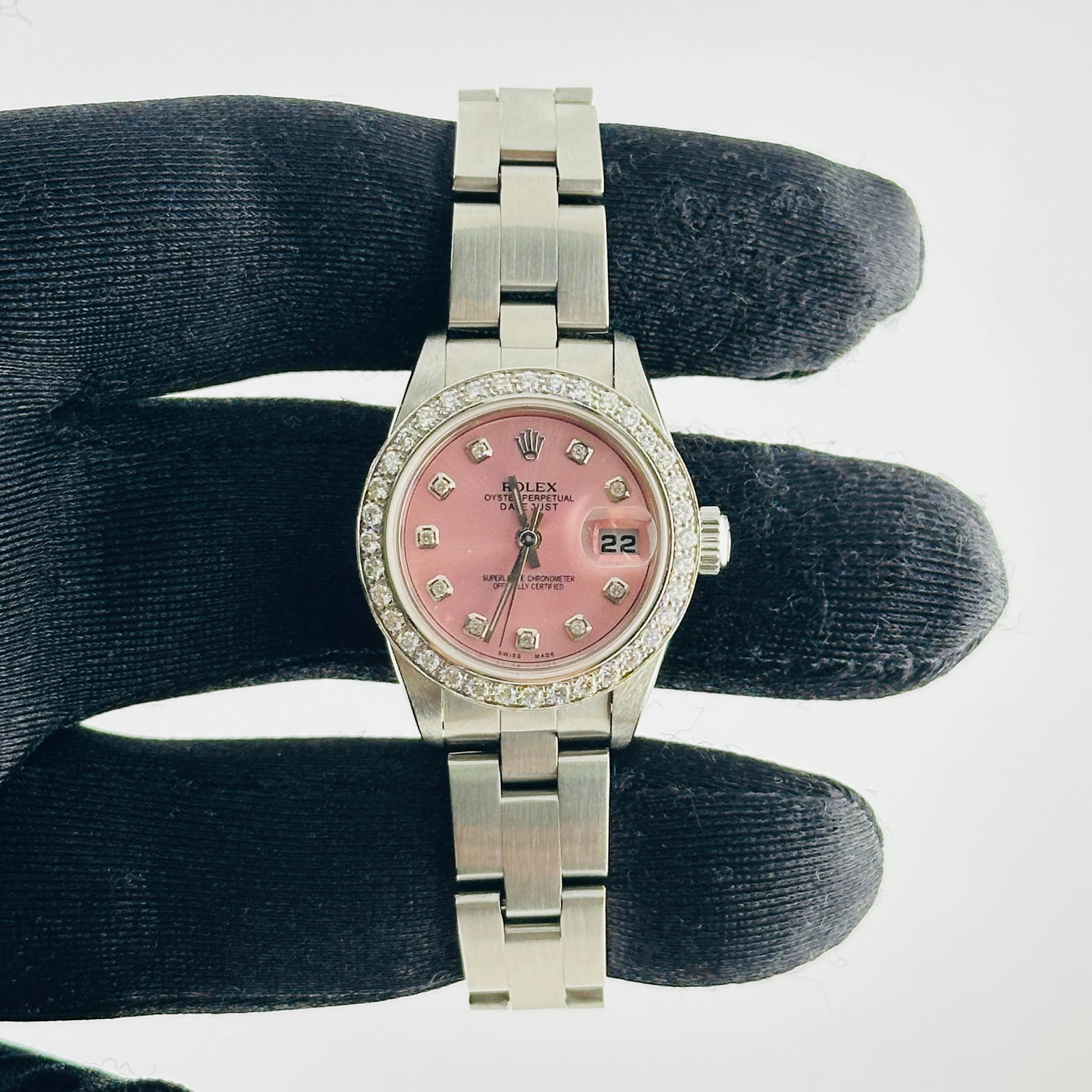 Rolex Datejust 69160 ladies watch aftermarket pink MOP diamond dial: Rolex Datejust 69160 ladies watch aftermarket pink MOP diamond dial This is a ladies' Rolex Datejust watch, reference 69160, featuring a pink mother of pearl dial accented with a diamond bezel. The wa