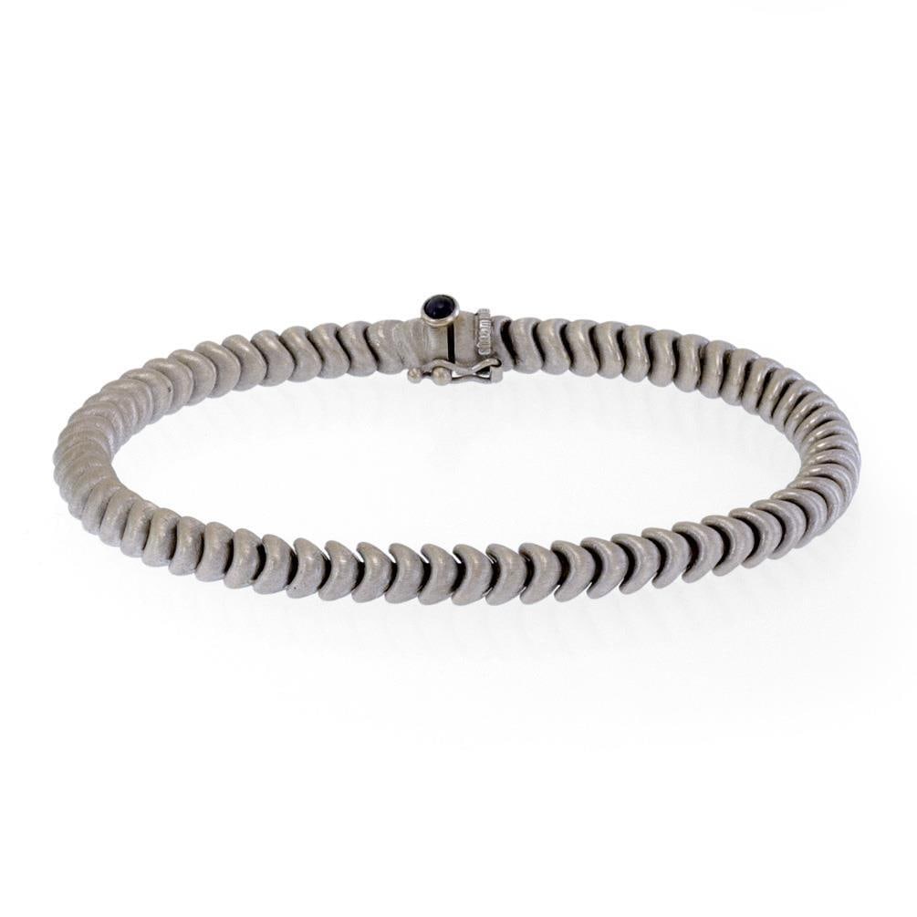 Chiampesan 18k White Gold 5mm Sapphire Link Bracelet Italy: Chiampesan 18k White Gold 5mm Sapphire Link Bracelet Italy This exquisite bracelet from Chiampesan showcases a stunning design crafted from 18k white gold. The bracelet features a shiny satin finish a