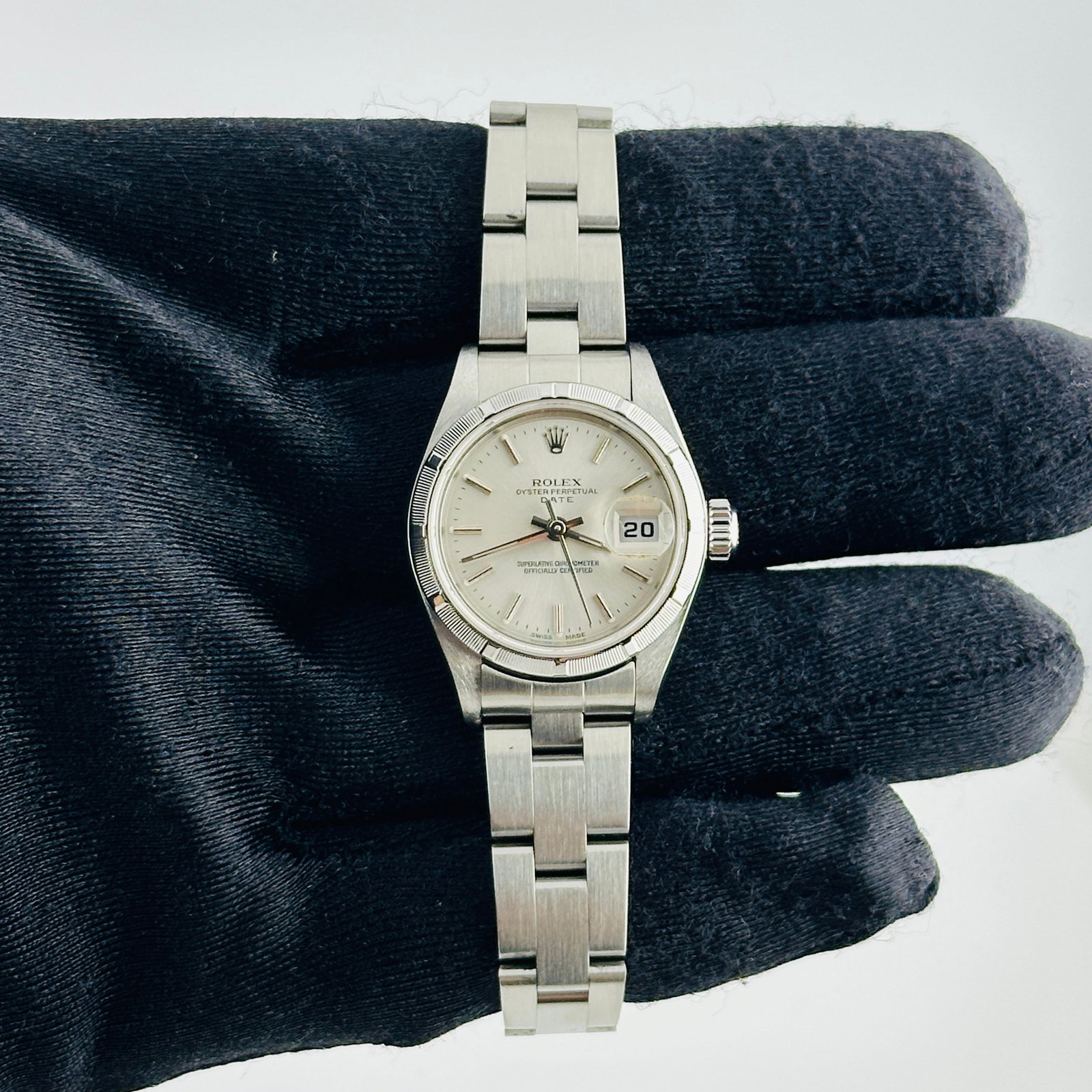 Ladies Rolex Oyster Perpetual Date 79190 Silver Stick Dial Oyster Bracelet: Ladies Rolex Oyster Perpetual Date 79190 Silver Stick Dial Oyster Bracelet This Rolex Oyster Perpetual Date features a refined silver stick dial and an engine-turned bezel, complemented by the classic