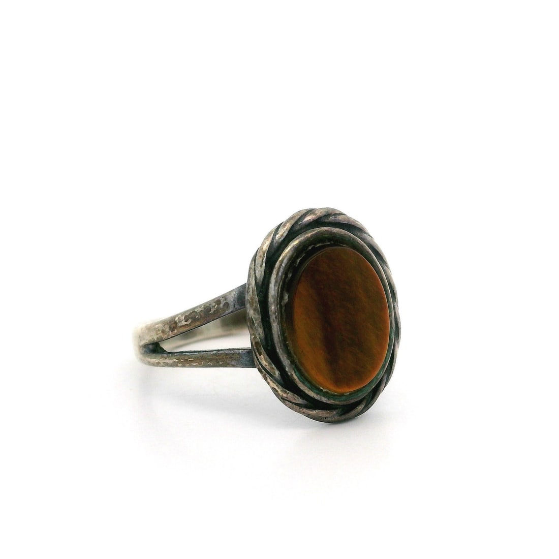 Vintage Hand Made Sterling Silver Tiger's Eye Cocktail Ring: Vintage Hand Made Sterling Silver Tiger's Eye Cocktail Ring This exquisite vintage ring showcases a hand-crafted design featuring a stunning natural tiger's eye stone. The oval-cut stone is bezel set,