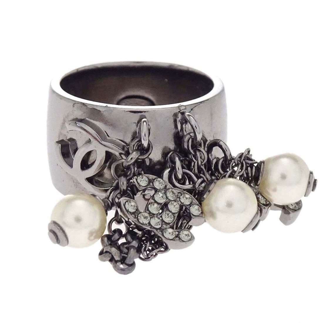 Chanel 10A Silver Plated Ring with Rhinestone Pearl Fringe Size 53: Chanel 10A Silver Plated Ring with Rhinestone Pearl Fringe Size 53 Vintage Chanel ring in silver-plated metal with rhinestone and artificial pearl fringe detailing. This ring is made in France and pre