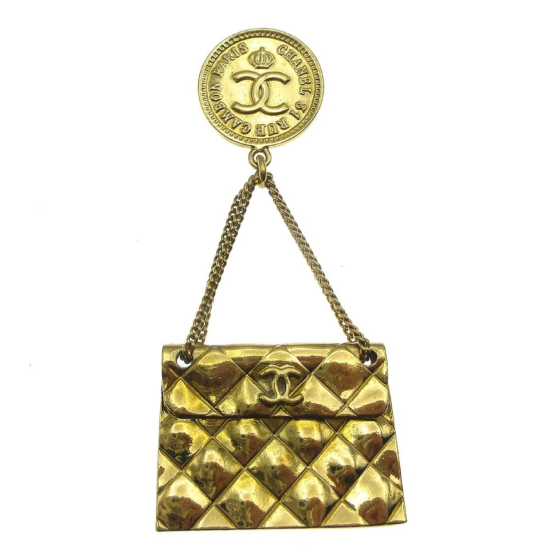 CHANEL 94A Gold Plated CC Quilted Bag Motif Brooch: CHANEL 94A Gold Plated CC Quilted Bag Motif Brooch Gold-plated Chanel brooch in a quilted bag motif with a gold-tone finish. Made in France, this piece is marked 94A and comes with a box. Condition sh