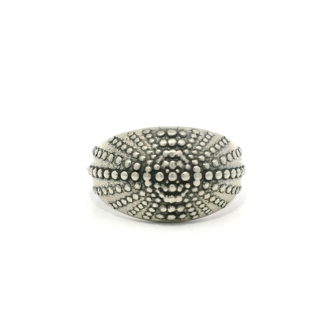 Sterling Silver Starburst Domed Band Ring Size 6.5 Unbranded: Sterling Silver Starburst Domed Band Ring Size 6.5 Unbranded This elegant Sterling Silver Dotted Starburst Domed Band Ring features a unique band style with a captivating dotted starburst design. Craf