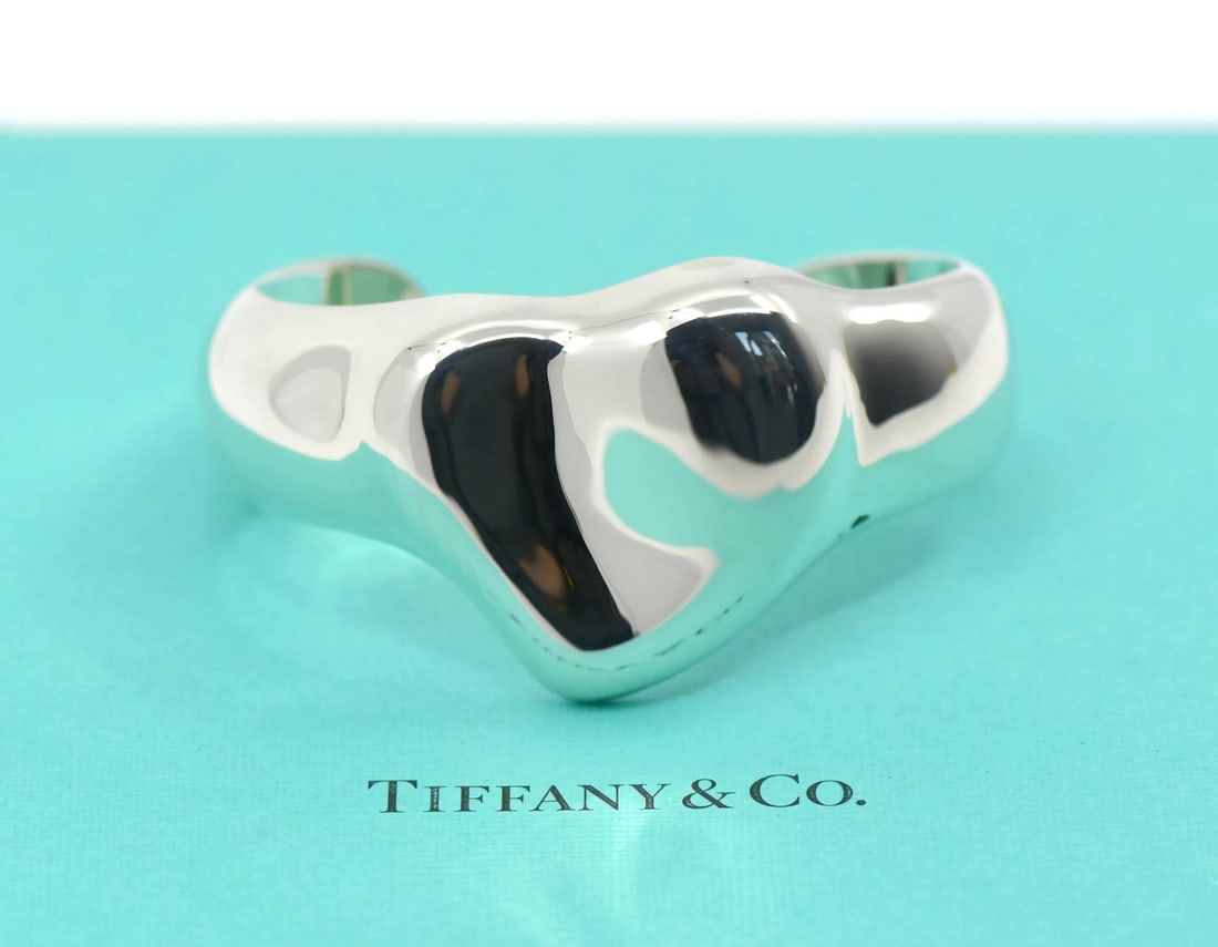 Tiffany & Co Elsa Peretti Authentic Sterling Silver Cuff Bracelet: Tiffany & Co Elsa Peretti Authentic Sterling Silver Cuff Bracelet This exquisite cuff bracelet from Tiffany & Co. features a sleek and elegant design, crafted from high-quality sterling silver (metal 