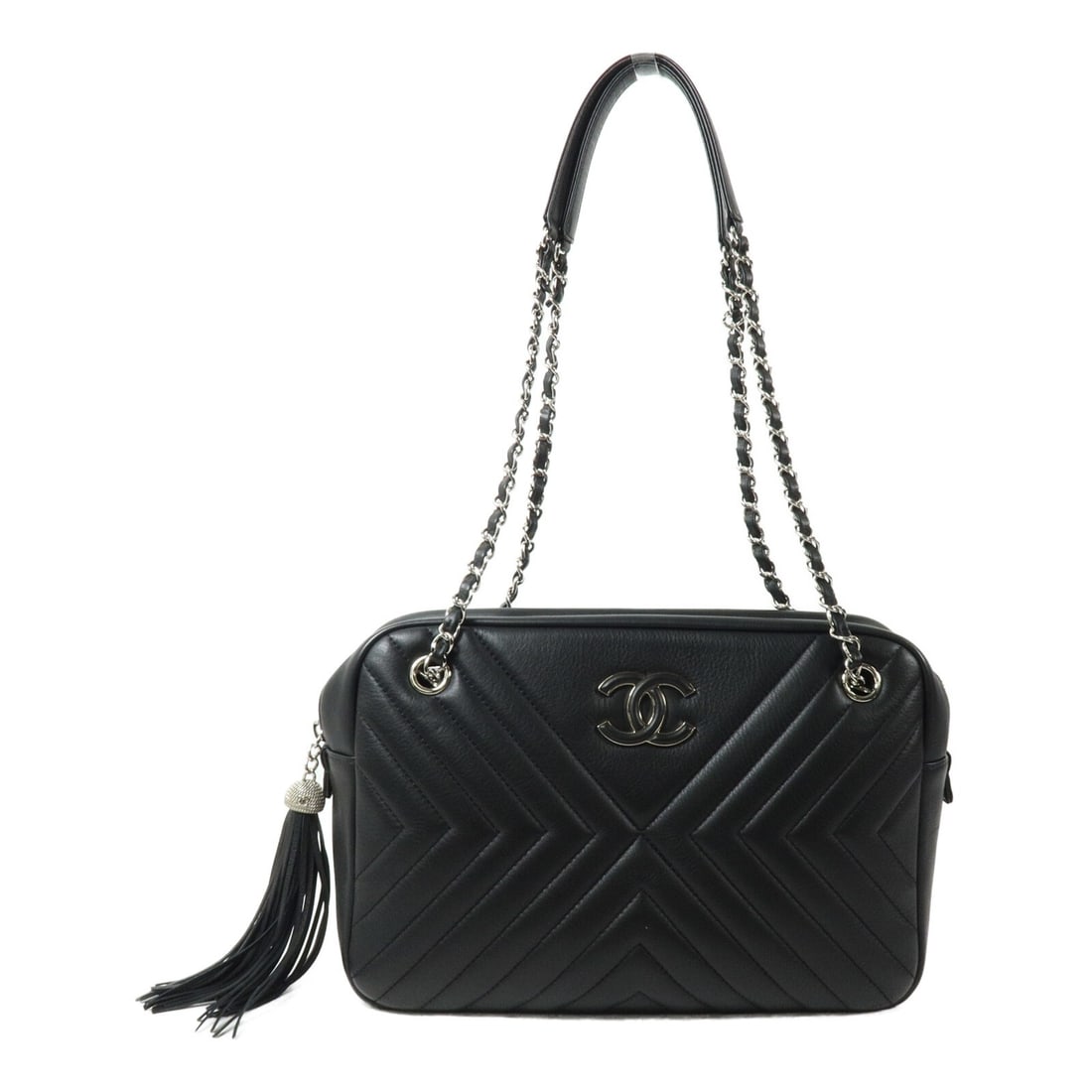 Black Calfskin Chain Shoulder Bag CHANEL CC with SHW: Black Calfskin Chain Shoulder Bag CHANEL CC with SHW A CHANEL CC SHW chain shoulder bag crafted in black calfskin leather. The bag features a chain shoulder strap and a practical interior layout with 