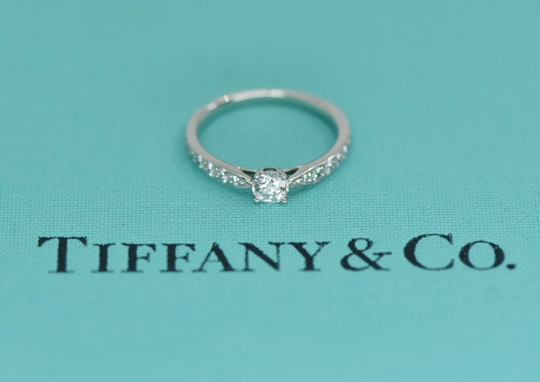 Tiffany Platinum Engagement Ring with 0.20ct F VVS2 Round Diamond Size 3.5: Tiffany Platinum Engagement Ring with 0.20ct F VVS2 Round Diamond Size 3.5 This pre-owned Tiffany & Co. engagement ring features a 0.20 carat round diamond with F color and VVS2 clarity, set in platin