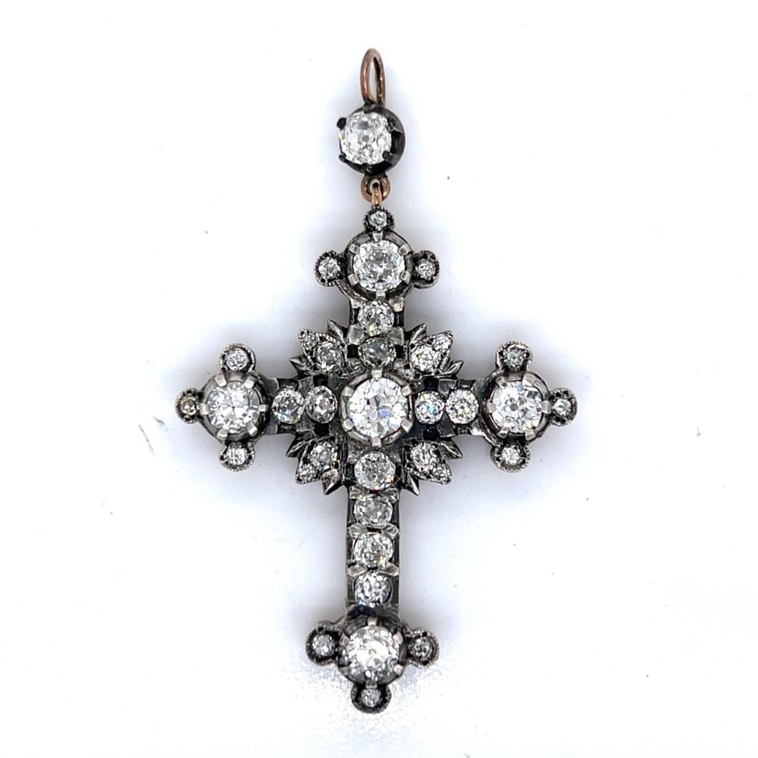 18K Rose Gold Silver Diamond Cross Pendant 6.00 Ct: 18K Rose Gold Silver Diamond Cross Pendant 6.00 Ct This stunning 18K Rose Gold and Silver Top Cross Pendant is adorned with 36 Old Mine Diamonds, totaling approximately 6.00 Ct. The diamonds exhibit a