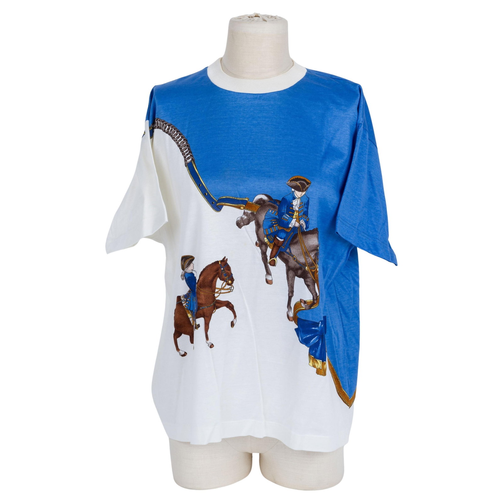 Hermes Vintage Horse Cotton T-Shirt White Blue Size L: Hermes Vintage Horse Cotton T-Shirt White Blue Size L This authentic vintage Hermes Horse T-shirt is a stylish addition to any wardrobe. Made from high-quality cotton, it features a striking white and