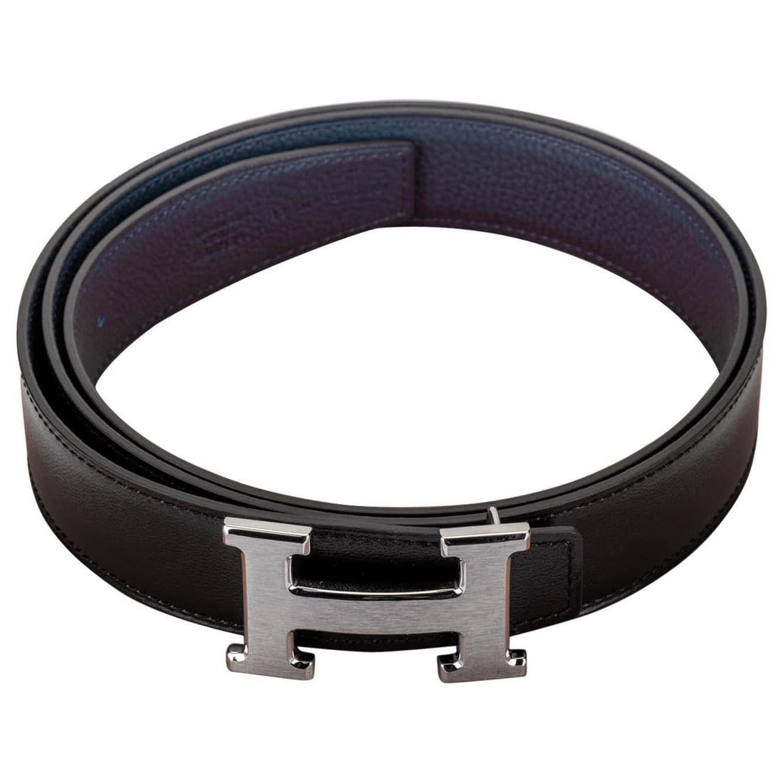 Hermes Reversible H Belt Black Blue New in Box 41in: Hermes Reversible H Belt Black Blue New in Box 41in Introducing the exquisite Hermes H Belt, a perfect blend of sophistication and functionality. This designer piece features a reversible leather desi