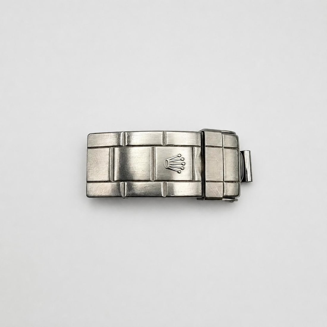 Rolex 93153-18 Oysterlock clasp 18mm steel buckle for Submariner GMT: Rolex 93153-18 Oysterlock clasp 18mm steel buckle for Submariner GMT Pre-owned Rolex Oysterlock clasp in stainless steel for compatible Rolex watch models. This classic buckle shows visible wear from 