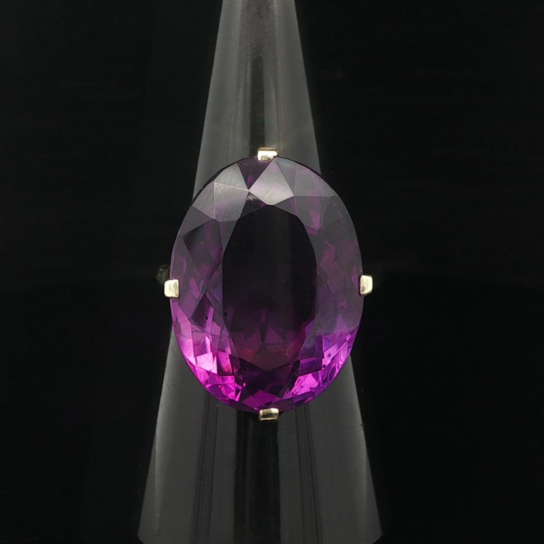 Vintage 14k Yellow Gold 17.80ct Oval Amethyst Solitaire Ring: Vintage 14k Yellow Gold 17.80ct Oval Amethyst Solitaire Ring This stunning vintage ring showcases a large, natural oval-cut amethyst, weighing approximately 17.80 carats. The amethyst displays a deep,