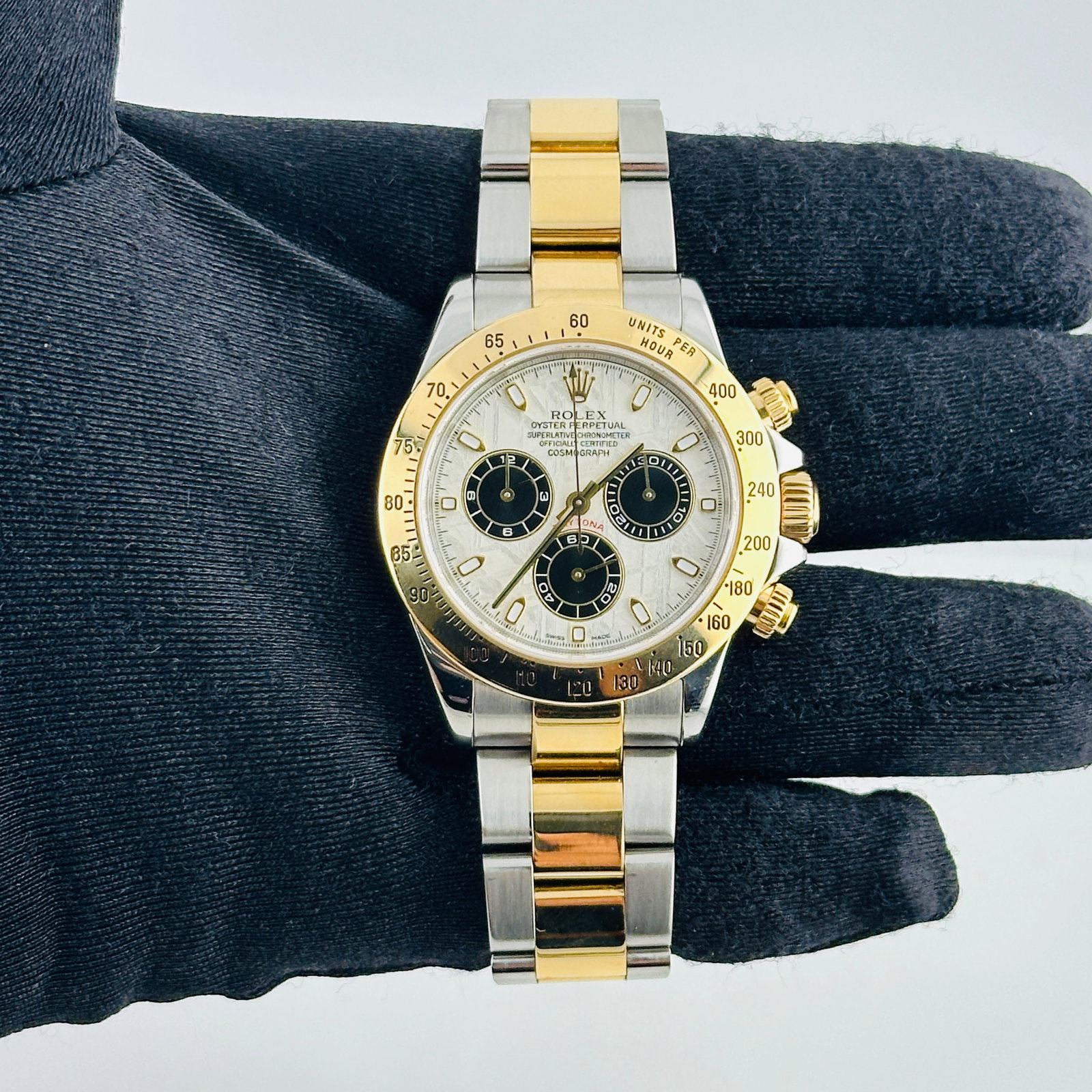 Rolex Daytona 116523 Mens Oyster Bracelet Aftermarket Meteorite Dial: Rolex Daytona 116523 Mens Oyster Bracelet Aftermarket Meteorite Dial This Rolex Daytona features a distinctive champagne stick dial and a fixed bezel, complemented by the classic Oyster bracelet. The 