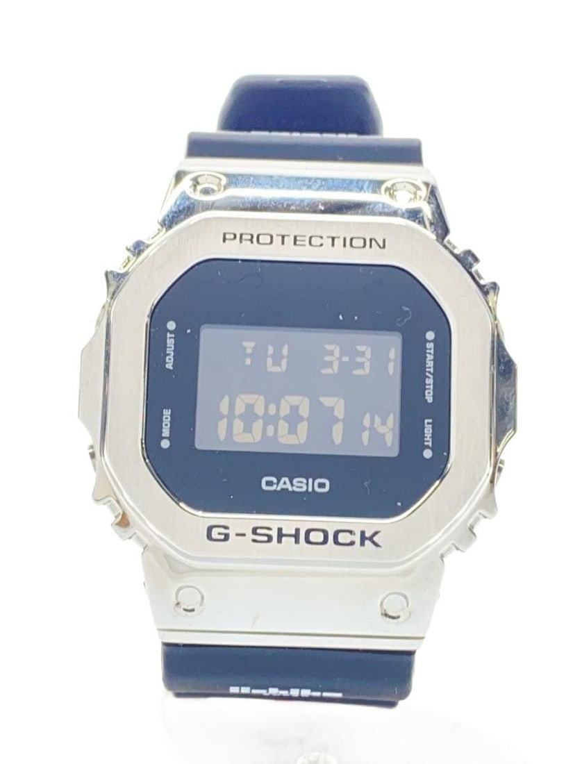 Casio G Shock GM 5600U Black Rubber Wristwatch: Casio G Shock GM 5600U Black Rubber Wristwatch This CASIO G-SHOCK GM-5600U men's wristwatch features a black rubber band and case. Designed for durability, it offers a robust and practical style. The 