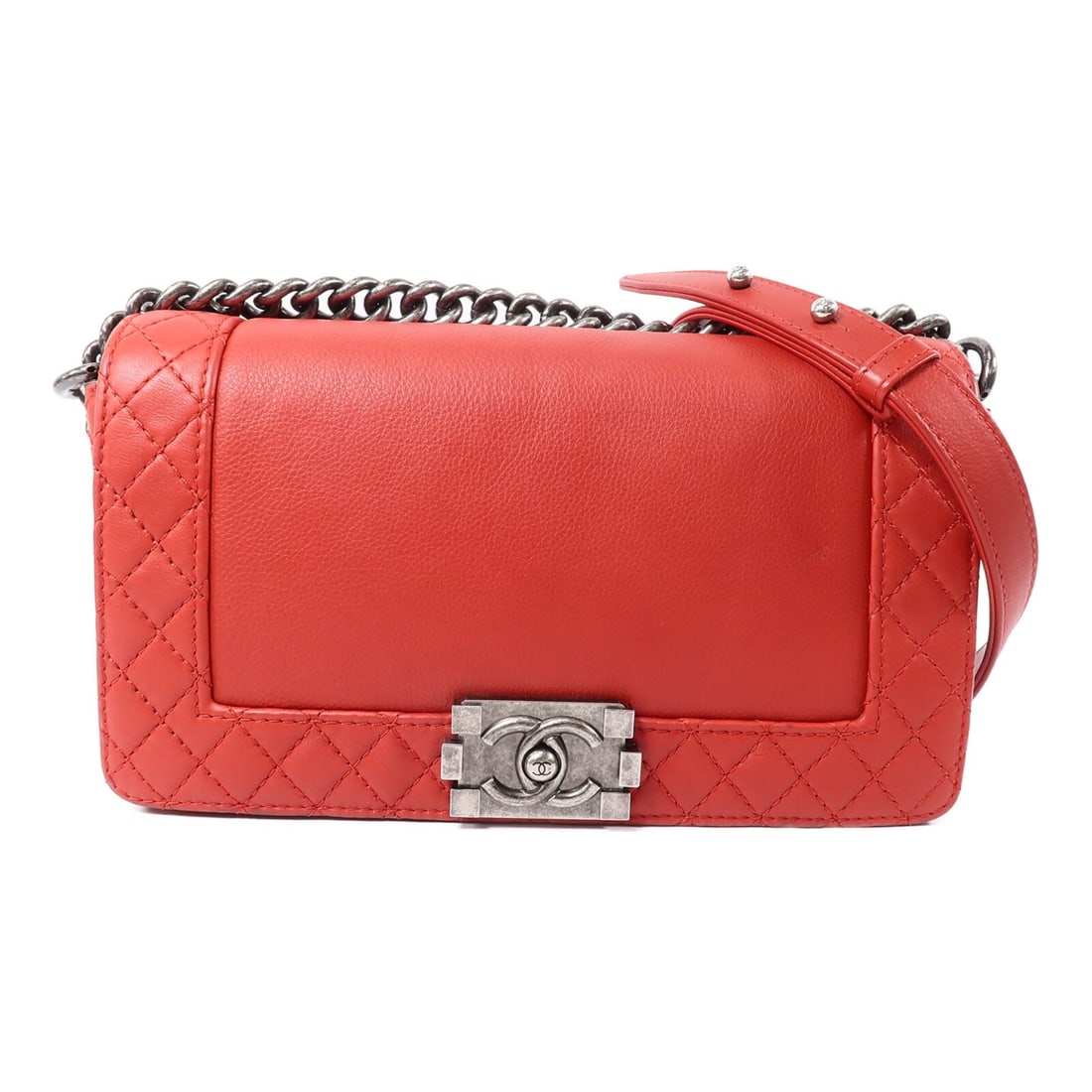 Red lambskin 2 way shoulder bag CHANEL Boy 25 CC chain: Red lambskin 2 way shoulder bag CHANEL Boy 25 CC chain CHANEL CC Boy 25 Chain 2 Way Shoulder Bag in red lambskin (sheep leather). This bag features a 2-way shoulder design and includes three open inte