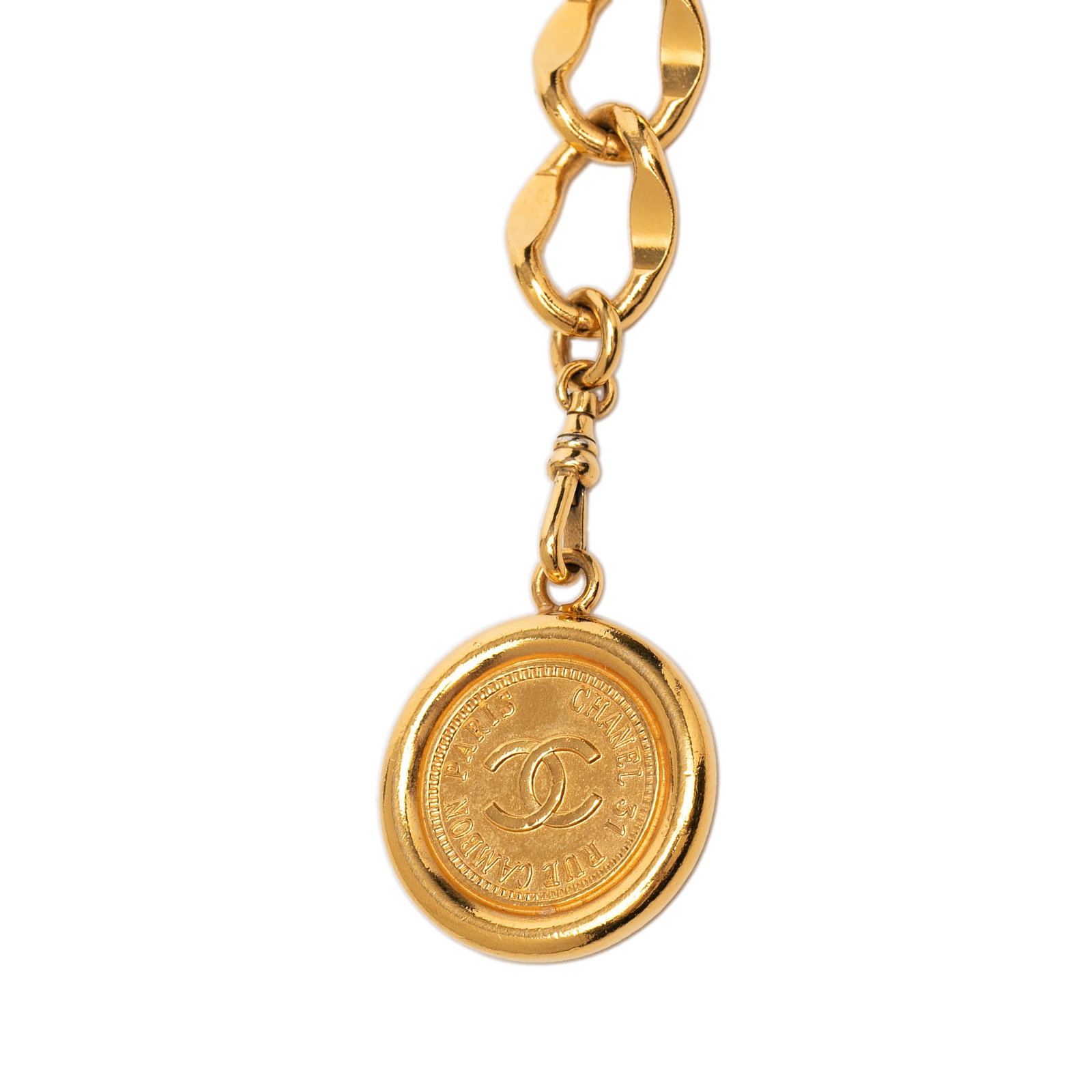 Chanel gold plated medallion chain belt CC: Chanel gold plated medallion chain belt CC This Chanel CC Gold Plated Medallion Chain Belt features a gold plated metal construction with a medallion charm and a hook closure. The belt is crafted in F