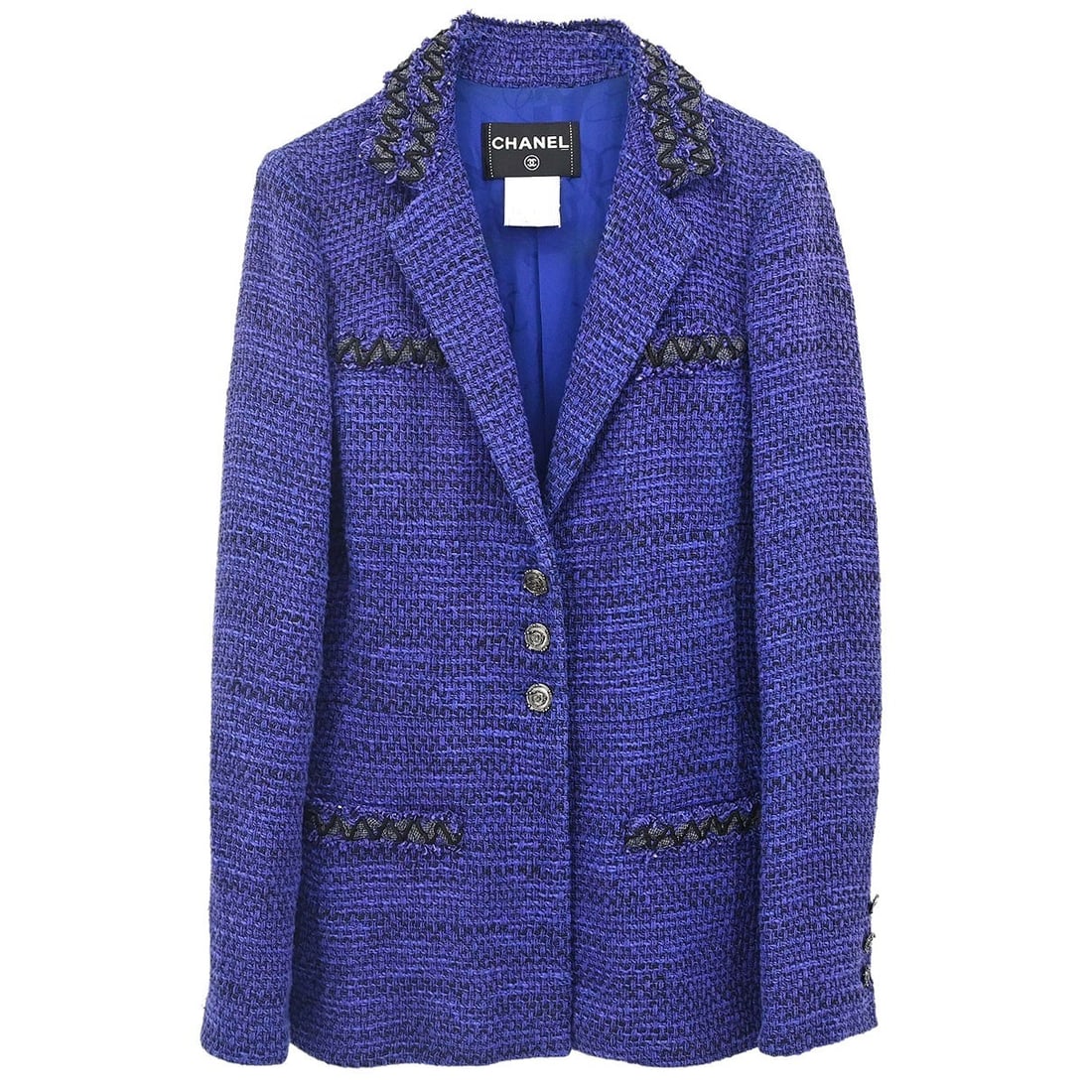Chanel 09P Purple Tweed Single Breasted Jacket Size 36: Chanel 09P Purple Tweed Single Breasted Jacket Size 36 Vintage CHANEL single-breasted tweed jacket in purple, designed for women with a regular fit and mid-length silhouette. It features a collared de